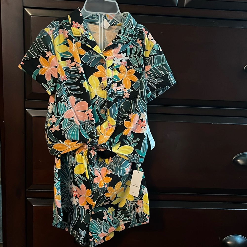 Girls Old Navy 2-piece short set. Size 3t. Multi colored.
